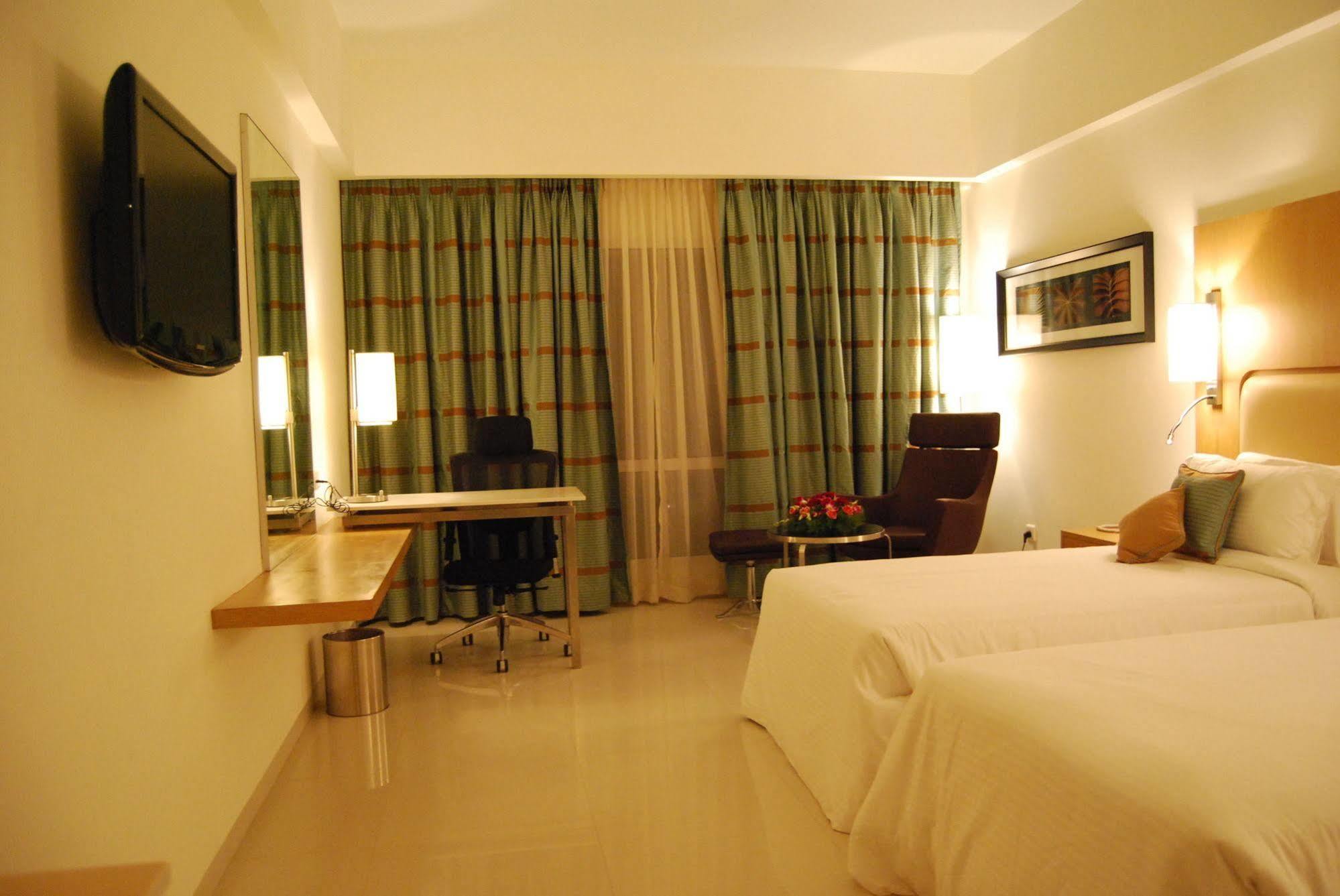 Royal Park Kakinada Hotel Kültér fotó